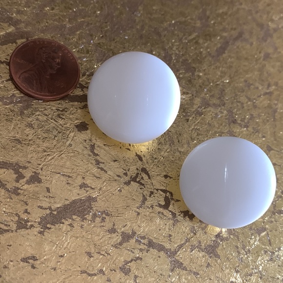 JAPAN Milk Glass White Antique Round Clip On Earrings Woman’s Vintage Jewelry - Picture 7 of 7